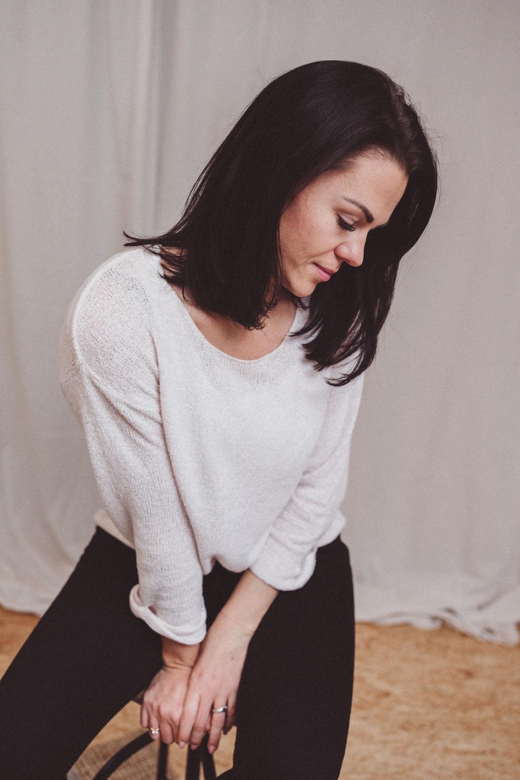 Améa im weißen Strickpullover – Sinnbild für Zyklus-Coaching und innere Jahreszeiten